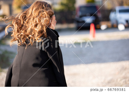 きれいな女性が追いかけられている　woman paparazzi escape 66769381