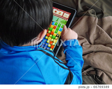 パットでアプリゲームをする子ども パットでアプリゲームをする子ども 66769389