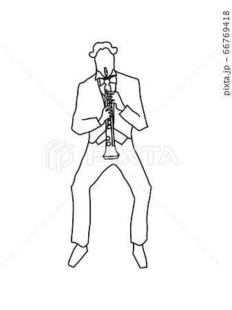 座ってオーボエを吹く男性　線画 66769418