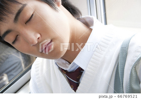 電車で眠る男子高校生 66769521