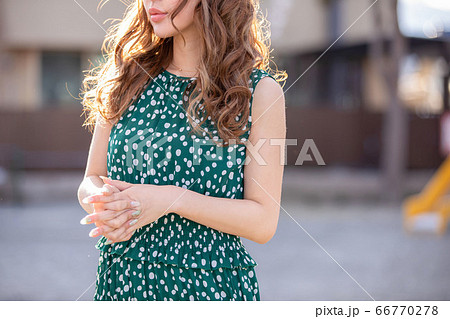 緑のドレスを着た女性が外で立っている　dress beautiful hair 66770278