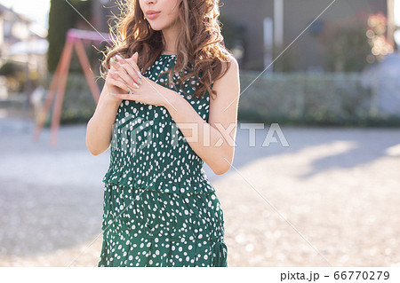 緑のドレスを着た女性が外で立っている dress beautiful hair 緑のドレスを着た女性が外で立っている dress beautiful hair 66770279