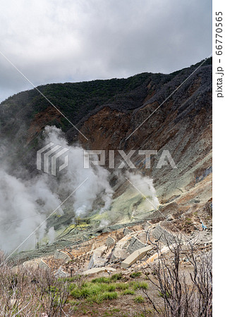 【神奈川県】噴煙立ち上る箱根の山（6月） 66770565