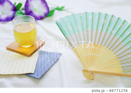 夏イメージ、扇子と緑茶 夏イメージ、扇子と緑茶 66771256