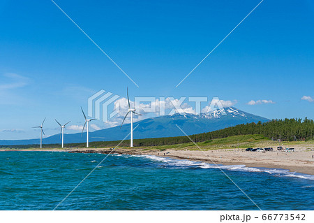 宮海海水浴場脇の風力発電と鳥海山 山形県酒田市 宮海海水浴場脇の風力発電と鳥海山 山形県酒田市 66773542