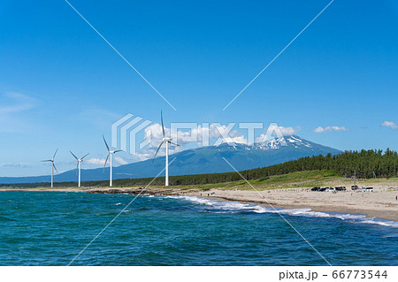 宮海海水浴場脇の風力発電と鳥海山　山形県酒田市 66773544