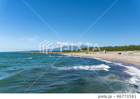 宮海海水浴場脇の風力発電と鳥海山 山形県酒田市 宮海海水浴場脇の風力発電と鳥海山 山形県酒田市 66773561
