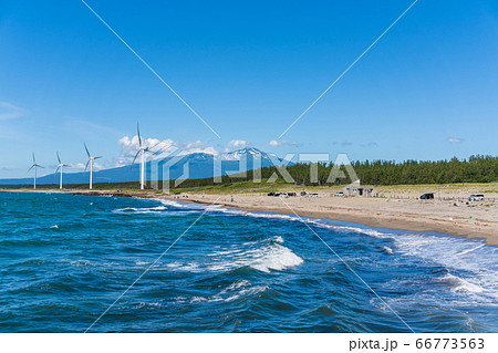 宮海海水浴場脇の風力発電と鳥海山　山形県酒田市 66773563