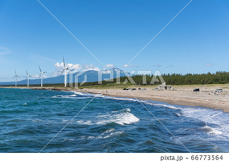 宮海海水浴場脇の風力発電と鳥海山 山形県酒田市 宮海海水浴場脇の風力発電と鳥海山 山形県酒田市 66773564