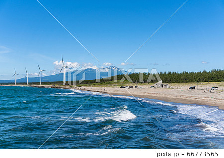 宮海海水浴場脇の風力発電と鳥海山　山形県酒田市 66773565