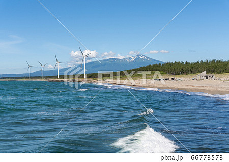 宮海海水浴場脇の風力発電と鳥海山 山形県酒田市 宮海海水浴場脇の風力発電と鳥海山 山形県酒田市 66773573