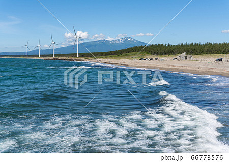 宮海海水浴場脇の風力発電と鳥海山 山形県酒田市 宮海海水浴場脇の風力発電と鳥海山 山形県酒田市 66773576