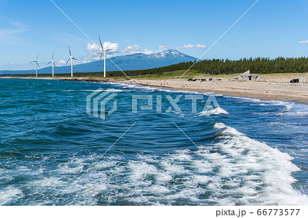 宮海海水浴場脇の風力発電と鳥海山 山形県酒田市 宮海海水浴場脇の風力発電と鳥海山 山形県酒田市 66773577