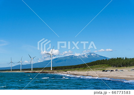 宮海海水浴場脇の風力発電と鳥海山　山形県酒田市 66773583