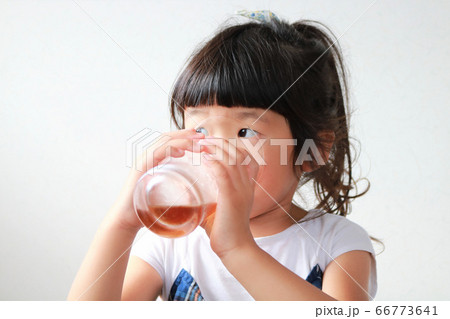 水分補給する子供 水分補給する子供 66773641