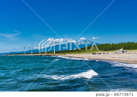 宮海海水浴場脇の風力発電と鳥海山 山形県酒田市 宮海海水浴場脇の風力発電と鳥海山 山形県酒田市 66773671