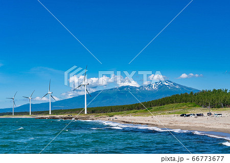 宮海海水浴場脇の風力発電と鳥海山 山形県酒田市 宮海海水浴場脇の風力発電と鳥海山 山形県酒田市 66773677