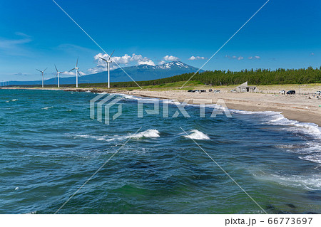 宮海海水浴場脇の風力発電と鳥海山 山形県酒田市 宮海海水浴場脇の風力発電と鳥海山 山形県酒田市 66773697