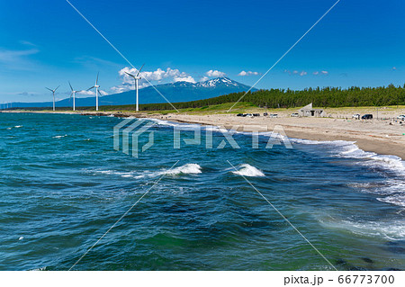 宮海海水浴場脇の風力発電と鳥海山 山形県酒田市 宮海海水浴場脇の風力発電と鳥海山 山形県酒田市 66773700