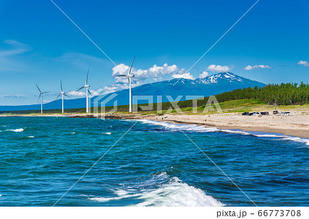宮海海水浴場脇の風力発電と鳥海山　山形県酒田市 66773708