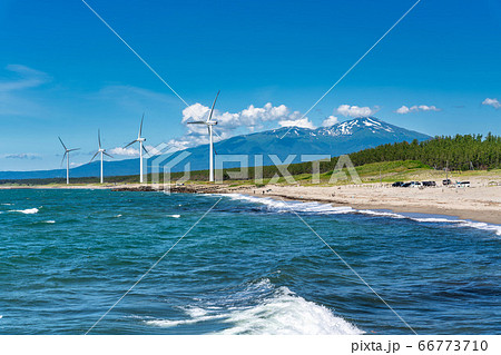 宮海海水浴場脇の風力発電と鳥海山 山形県酒田市 宮海海水浴場脇の風力発電と鳥海山 山形県酒田市 66773710