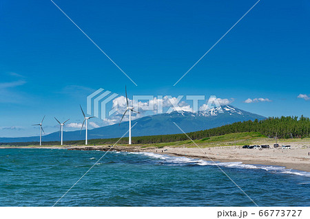 宮海海水浴場脇の風力発電と鳥海山 山形県酒田市 宮海海水浴場脇の風力発電と鳥海山 山形県酒田市 66773727