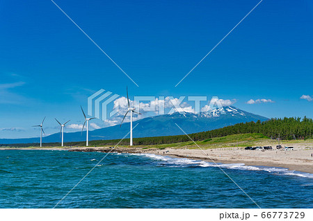 宮海海水浴場脇の風力発電と鳥海山 山形県酒田市 宮海海水浴場脇の風力発電と鳥海山 山形県酒田市 66773729