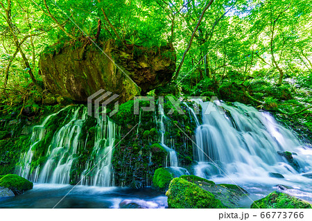 初夏の元滝伏流水と元滝川の流れ　秋田県にかほ市 66773766