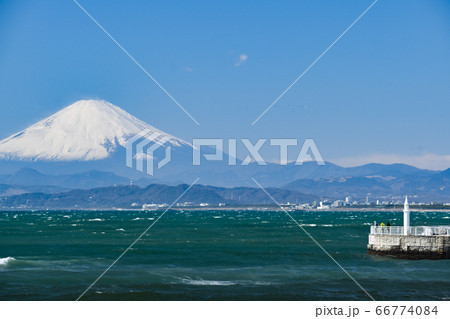 江ノ島海岸から見える富士山 江ノ島海岸から見える富士山 66774084