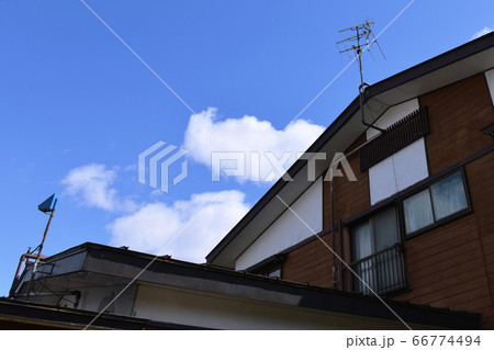 屋根の上のＴＶアンテナと降雪センサー01 66774494