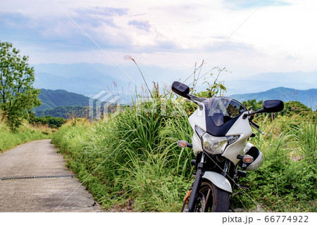 夏のバイクツーリング 高原から見下ろす山並み / 明るい暖色　a 66774922
