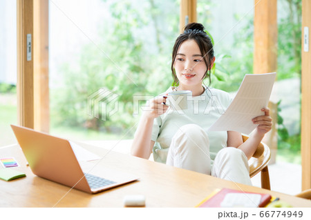 テレワークの若い女性 テレワークの若い女性 66774949