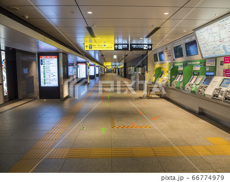 無人の東京駅地下通路と券売機 66774979