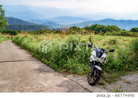 夏のバイクツーリング 高原から見下ろす秩父盆地　/ 明るい暖色　a 66774990