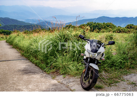 夏のバイクツーリング 高原から見下ろす秩父盆地　/ 明るい暖色　b 66775063
