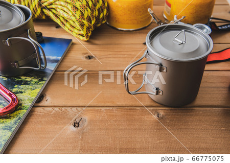 アウトドア用品　木目背景 66775075