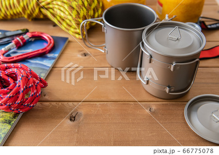 アウトドア用品 木目背景 アウトドア用品 木目背景 66775078