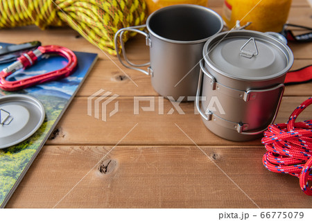 アウトドア用品 木目背景 アウトドア用品 木目背景 66775079