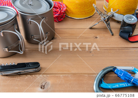 アウトドア用品 木目背景 アウトドア用品 木目背景 66775108