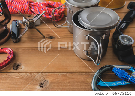 アウトドア用品 木目背景 アウトドア用品 木目背景 66775110