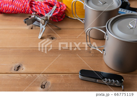 アウトドア用品 木目背景 アウトドア用品 木目背景 66775119