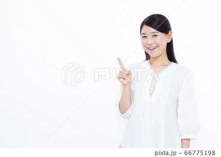 30代女性　白バック 66775198