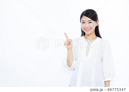 30代女性 白バック ポートレート 30代女性 白バック ポートレート 66775347