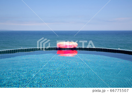 プール 水 青い空 66775507