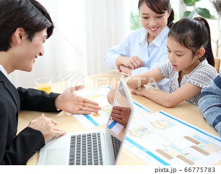 訪問セールスと家族のイメージ 66775783