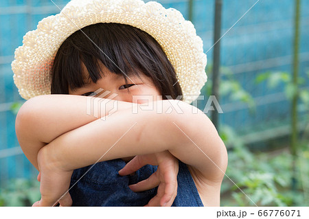 麦わら帽子をかぶった女の子の写真素材 麦わら帽子をかぶった女の子の写真素材