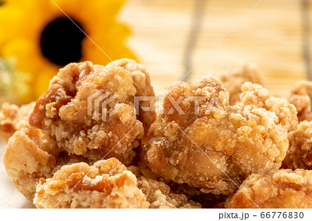 若鶏もも肉の唐揚げ(竜田揚げ)のアップ。背景すだれと向日葵(ひまわり)で夏イメージ。 66776830