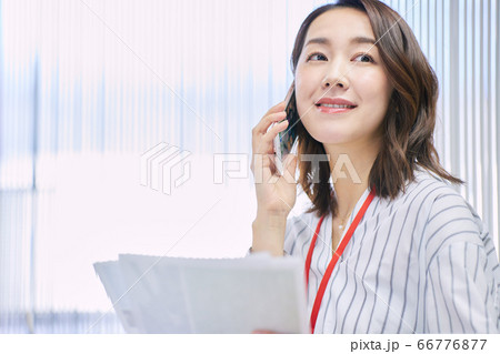 ビジネスウーマン　オフィス　スマホ 66776877