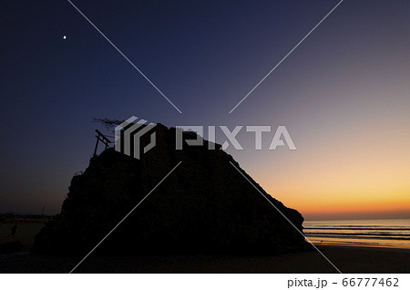 島根県出雲市　マジックアワーの稲佐の浜 66777462