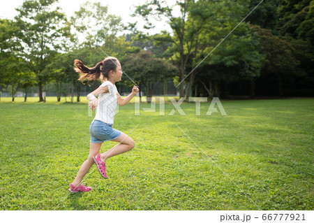 走る女の子の写真素材